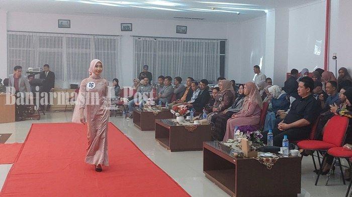 LENGGAK LENGGOK finalis berjalan di atas catwalk pada malam grand final