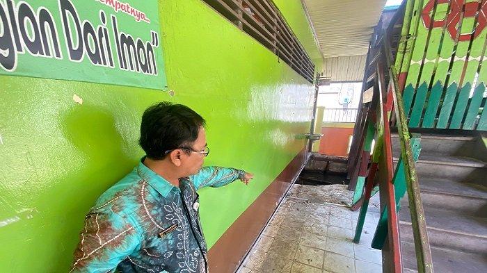 Lubang menganga di teras di SDN Mawar 7 di jalan Cempaka IX, Kelurahan Mawar Kecamatan Banjarmasin Tengah setelah ambles, Rabu (14/8/2024) kemarin.