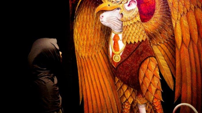 SEBELUM DIAMANKAN - Seorang pengunjung sedang seksama memerhatikan lukisan 'Tikus dalam Garuda' karya Rokhyat, yang dipamerkan di Badri Gallery, Banjarmasin pada pertengahan Februari 2025. Lukisan tersebut kemudian 'diamankan'.