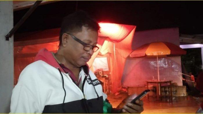 Lukman Lahay di posko utama, Desa Tulabolo, Kecamatan Suwawa Timur, Kabupaten Bone Bolango, Provinsi Gorontalo, Rabu (10/7/2024) malam.