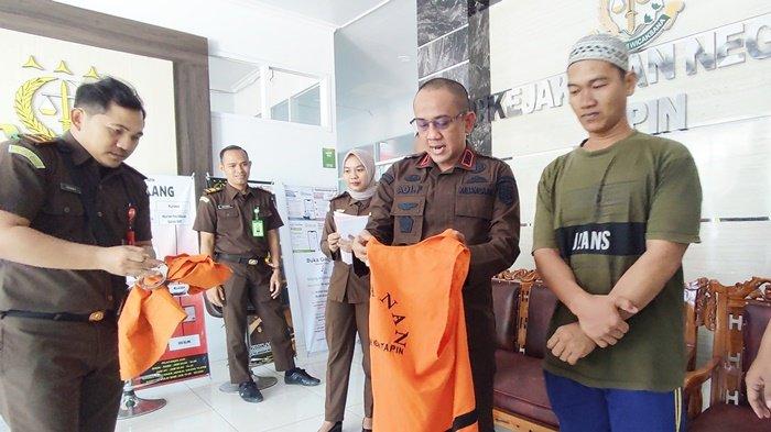 Lepas rompi, menandai bebasnya M Syafruddin Noor sebagai tersangka atas perkara tindak pidana pencurian melalui Restorative Justice (RJ) di Kantor Kejaksaan Negeri Tapin, Selasa (8/8/2023).