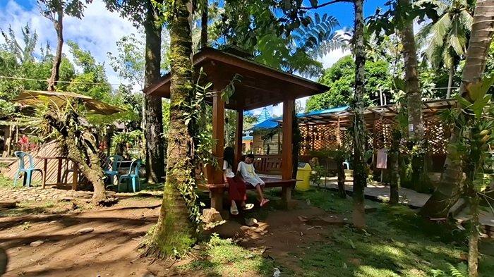 MENARIK-Berwisata Saung Lanting di Desa Tumingki, Kecamatan Loksado, Kabupaten HSS dengan tempat santai sambil menikmati pemandangan alam dan air pegunungan Meratus. Wisata Kalsel: Keindahan Alam Desa Tumingki di Loksado HSS, Suguhkan Wisata Khas Pegunungan Meratus.