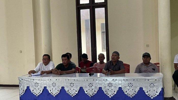 AJARAN SESAT - Pimpinan Majelis Ulama Indonesia (MUI) Kabupaten Seram Bagian Barat, Maluku, saat berdialog dengan para pimpinan tarekat La Bandunga. Mereka dipertemukan dengan pimpinan MUI Kabupaten Seram Bagian Barat di aula Kantor Polres Seram Bagian Barat, Rabu (9/4/2025).