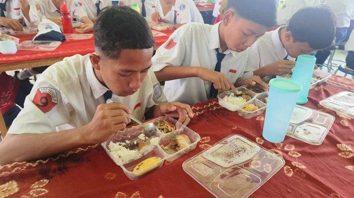 Suasana Makan Bergizi Gratis di SMPN 18 Banjarmasin, Senin (6/1/2025)