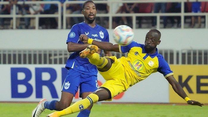 Makan Konate melakukan tendangan voli saat masih membela Barito Putera.