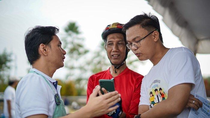Manager UP3 Banjarmasin mensimulasikan cara tambah daya melalui Aplikasi PLN Mobile kepada Pengunjung Car Free Day di Kawasan Kantor Gubernur Kalsel, Kota Banjarbaru.