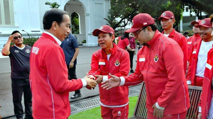 Manajer Timnas Cerebral Palsy (CP) Football Indonesia asal Kalimantan Selatan, dr Ferry Kustono bersalaman dengan Presiden RI Joko Widodo di Halaman Istana Negara Senin (3/7/2023) pagi.