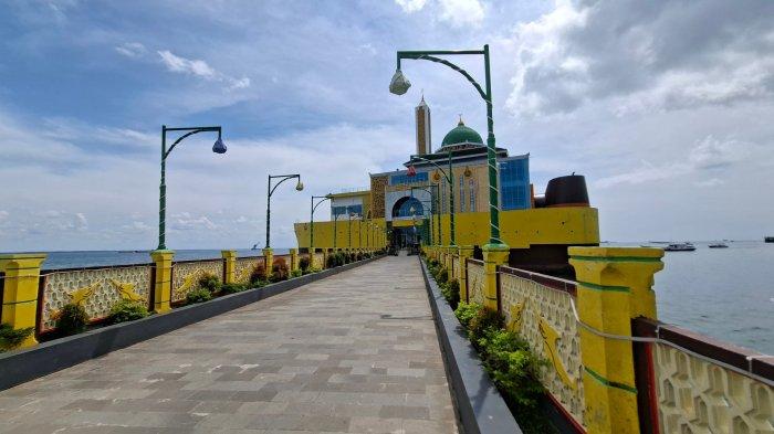 MASJID APUNG KAPAL PESIAR- Masjid Apung Sayyidina Ja'far di kawasana Siring Laut, kini jadi ikon baru Wisata Religi di Bumi Saijaan. 