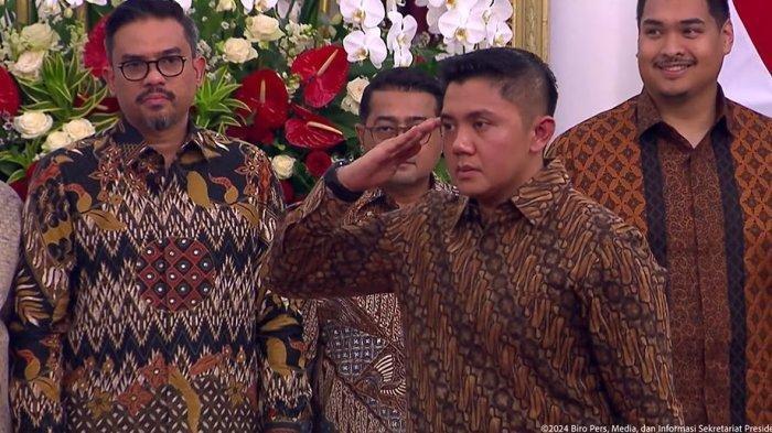 Mayor (Inf) Teddy Indra Wijaya atau Mayor Teddy memberi hormat kepada Presiden Prabowo Subianto usai diumumkan sebagai Sekretaris Kabinet di Istana Merdeka Jakarta, pada Minggu (20/10/2024).