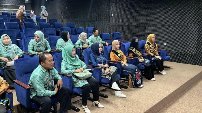 Membawa 6 finalis Duta Baca Kabupaten Hulu Sungai Tengah (HST) bersama penggiat literasi, Dinas Perpustakaan (Disperpus) HST mengunjungi Dinas Perpustakaan dan Kearsipan (Dispersip) Provinsi Kalimantan Selatan.