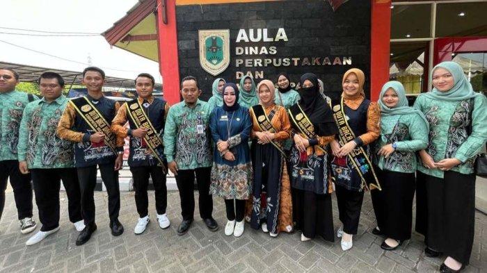 Membawa 6 finalis Duta Baca Kabupaten Hulu Sungai Tengah (HST) bersama penggiat literasi, Dinas Perpustakaan (Disperpus) HST mengunjungi Dinas Perpustakaan dan Kearsipan (Dispersip) Provinsi Kalimantan Selatan.