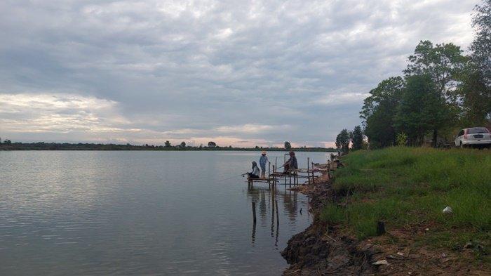 Mengabadikan momen bersama dengan berfoto saat berwisata di Danau Galuh Cempaka Banjarbaru.