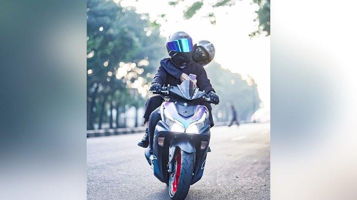 Mengendarai Yamaha Aerox nyaman dan lebih aman.