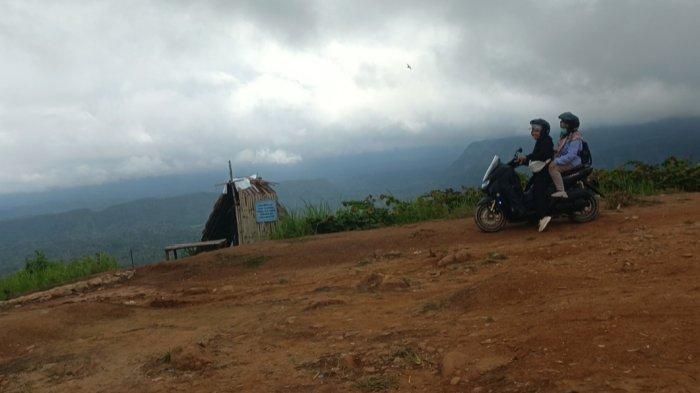 PENGUNJUNG DENGAN SEPEDA MOTOR - Menggunakan sepeda motor, pengunjung bisa parkir sampai ke puncak gunung Titi di Kabupaten Hulu Sungai Tengah.
