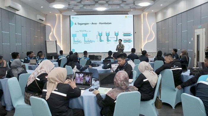 Menghadirkan instruktur yang berpengalaman dibidangnya, ManBill University pertama di Indonesia ini di ikuti oleh 346 peserta baik offline maupun online yang dilaksanakan pada Kamis (2/5) di PLN UPDL Banjarbaru.