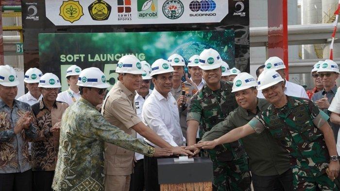 Menteri Pertanian RI, Andi Amran Sulaiman, uji coba memasukan biodiesel B-50 ke mobil sarana, oleh Menteri Pertanian RI, Andi Amran Sulaiman.