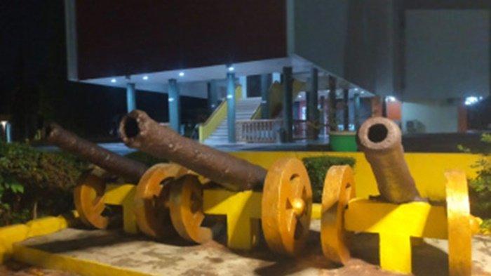 Meriam peninggalan masa perang kemerdekaan yang dipasang berjejer di depan selasar menuju gedung utama Mesium Lambung Mangkurat di Banjarbaru.