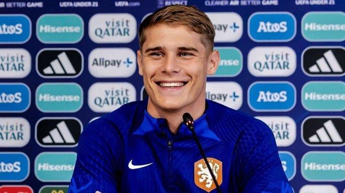 Bek kiri asal Belanda, Micky van de Ven yang jadi rebutan Liverpool dan Tottenham Hotspur.