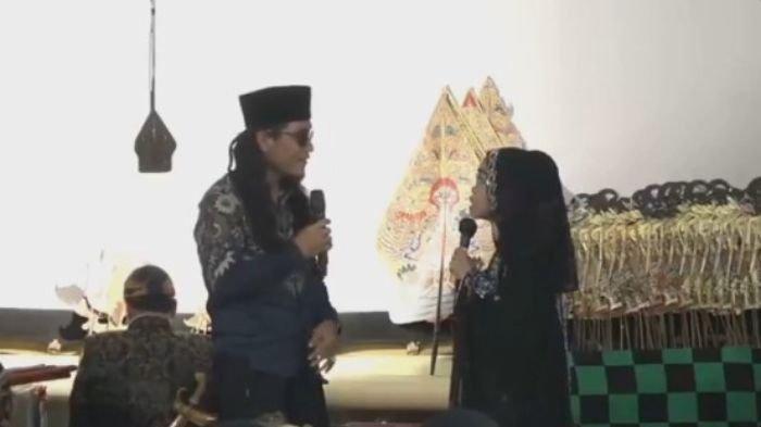 Video lama yang menunjukan Miftah Maulana melecehkan seniman senior Yati Pesek di atas panggung kembali viral di media sosial.