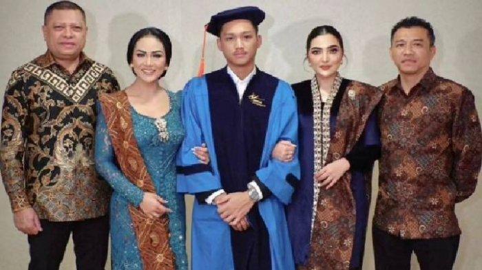 Momen Azriel bersama Krisdayanti dan Ashanty di hari wisudanya, Rabu (10/7/2024).