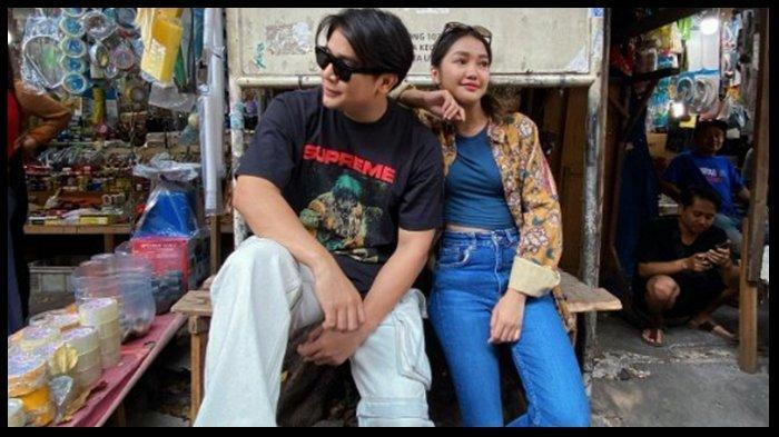 Momen Billy Syahputra berfoto bersama Chandrika Chika.
