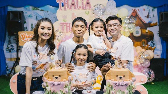 
instagram ruben_onsu
Momen Sarwendah dan Ruben Onsu serta Betrand Peto satu frame lagi di ultah Thalia dan Thania. 