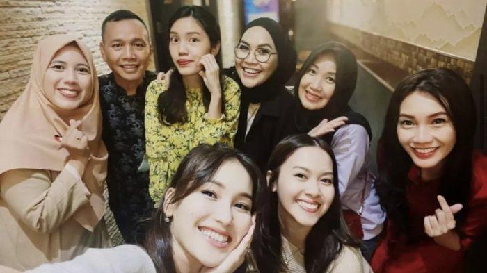 Ayu Ting Ting, Umi Kalsum dan Abdul Rozak selfie bareng dengan saudara-saudara perempuan Lettu TNI Muhammad Fardhana saat bertemu di acara buka bersama.