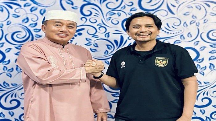 (kiri) Muhidin berjabat tangan dengan Hasnuryadi Sulaiman (kanan).