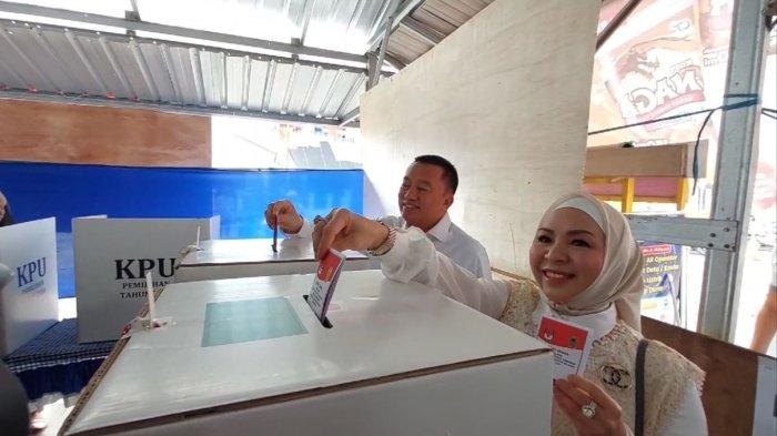 Muhidin dan istri menggunakan hak suara Pilkada 2024 di TPS 11 Pemurus Dalam, Banjarmasin, pada Rabu (27/11).