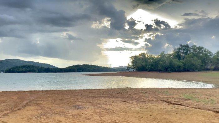 Murung Batu Laba, sebuah pulau yang terletak di area Waduk Riam Kanan. Terletak di Desa Tiwingan Lama, Kecamatan Aranio, Kabupaten Banjar.