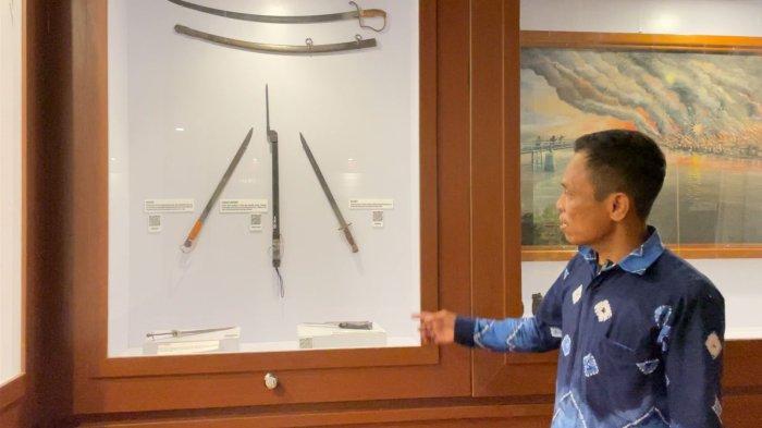 KOLEKSI MUSEUM WASAKA - Tampak pemandu Museum Wasaka meperlihatkan satu koleksi museum kepada pengunjung,Kamis (12/6/2025) sore.