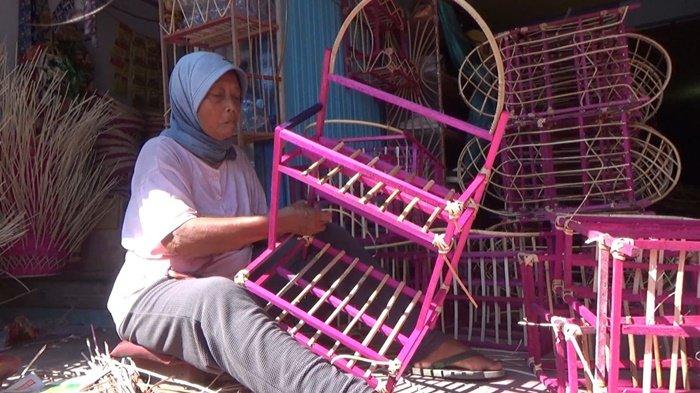 Mbah MUsini tetap membuat keranjang parsel