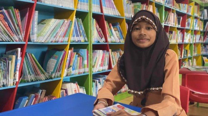 PEGUNJUNG PERPUSTAKAAN - Naili Azkia, pengunjung Kids Library di Perpustakaan Palnam Banjarmasin pada Sabtu (14/6/2025). Siswi tersebut tertarik mendatangi perpustakaan anak-anak tersebut. 
