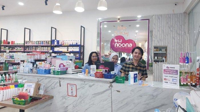 Noona Cosmetic berada di lantai 2 di gedung yang sama dengan Hapeworld, sedang merayakan HUT ke 5, memberikan diskon dan layanan pemeriksaan kulit gratis