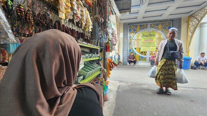 
Objek wisata religi di Kabupaten Banjar ada banyak. Termasuk satu di antarnya yang dekat jantung kota Martapura adalah Objek Wisata Religi Sekumpul 

