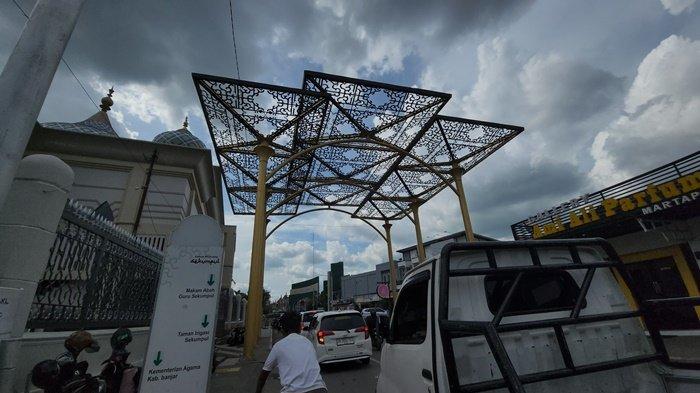 
Objek wisata religi di Kabupaten Banjar ada banyak. Termasuk satu di antarnya yang dekat jantung kota Martapura adalah Objek Wisata Religi Sekumpul.  

