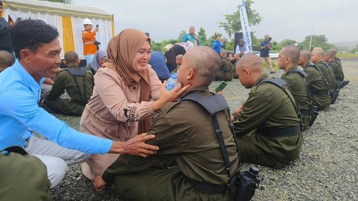 Orangtua saat menyapa anaknya yang terpilih menjadi siswa FGO.