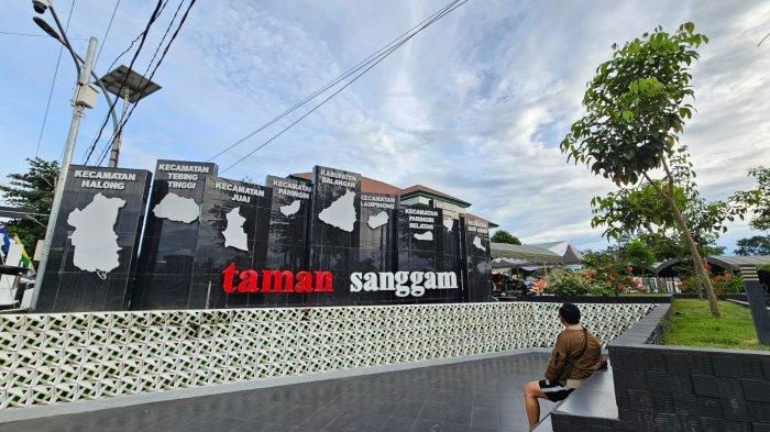 Ornamen peta Kabupaten Balangan dengan delapan kecamatan menjadi ikon khas di Taman Sanggam,Paringin Kabupaten Balangan.