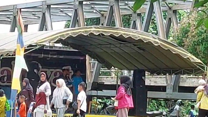 PANGGUNG - Panggung hiburan tersedia di wisata Pemandian Mekar Banyu Batuah. Pengunjung yang hobi menyanyi bisa turut berdendang.
