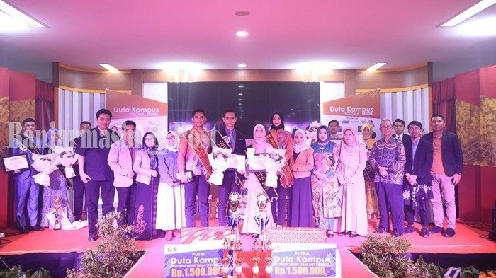 PARA pemenang Duta Kampus Politala 2023 berpose bersama Direktur Politala Dr Hj Mufrida Zein SAg MPd, Dewan Juri, dan jajaran tamu penting.