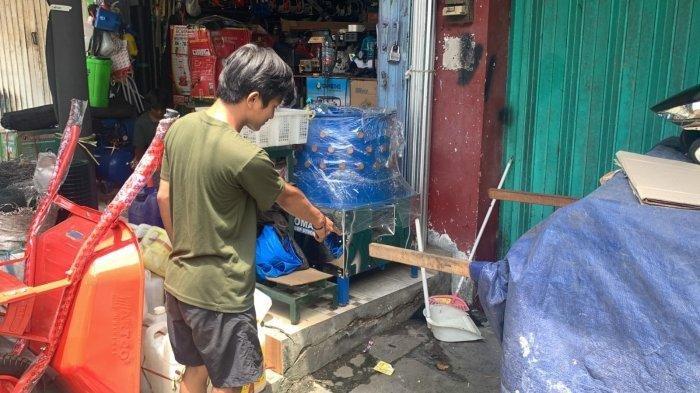 PENEMUAN JENAZAH - Salah satu pegawai saat menunjukan lokasi jenazah pria tanpa identitas di depan toko tempatnya bekerja, Rabu (12/2/2025). 