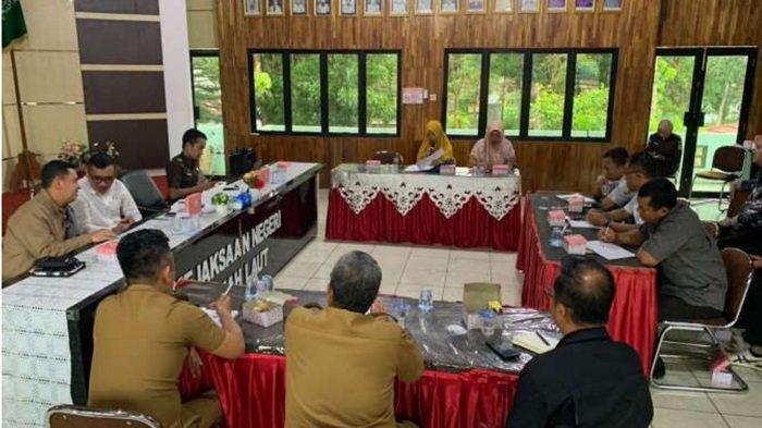 PERTEMUAN bersama instansi terkait guna merumuskan langkah pemulihan mental bocah korban perundungan dan asusila, Selasa (2/7).