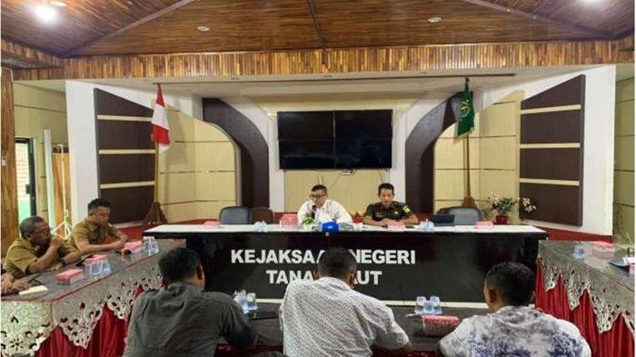 PERTEMUAN bersama instansi terkait guna merumuskan langkah pemulihan mental bocah korban perundungan dan asusila, Selasa (2/7).