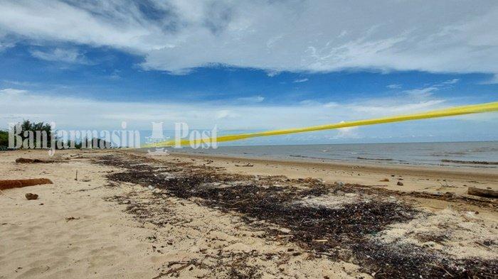 PESISIR Pantai Batakan Baru dipasangi pembatas tali rafia sebagai penanda larangan wisatawan berenang atau bermain air. 
 