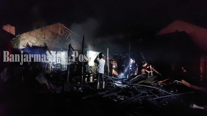 PETUGAS pemadam kebakaran melakukan pembasahan di lokasi bangunan yang lumat terbakar di Jalan Niaga, Pelaihari, Sabtu (24/2) malam.