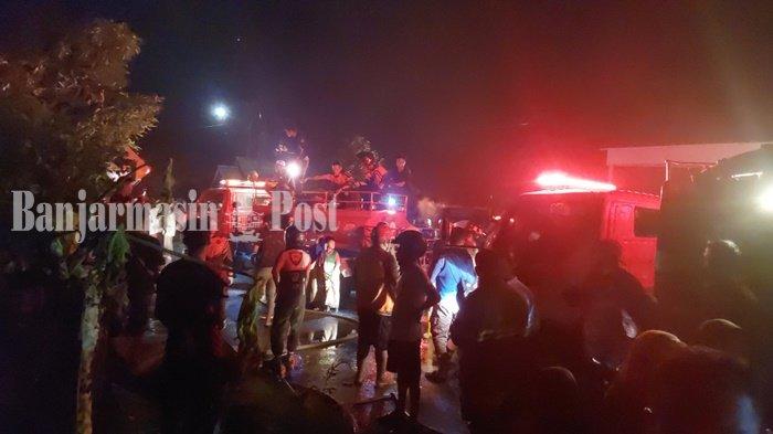 PETUGAS pemadam kebakaran melakukan pembasahan di lokasi bangunan yang lumat terbakar di Jalan Niaga, Pelaihari, Sabtu (24/2) malam.