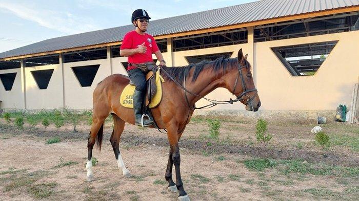PIC Brunei Darussalam, Isa Yusri, menunggang kuda di John House Stable, di Kota Banjarbaru, Provinsi Kalimantan Selatan, Rabu (16/8/2023).
