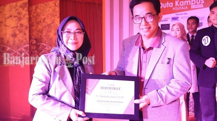 DIREKTUR Politala Dr Hj Mufrida Zein SAg MPd menyerahkan sertifikat penghargaan kepada Dewan Juri Pemilihan Duta Kampus Politala 2023 Dr H Sihabuddin Chalid MMPd