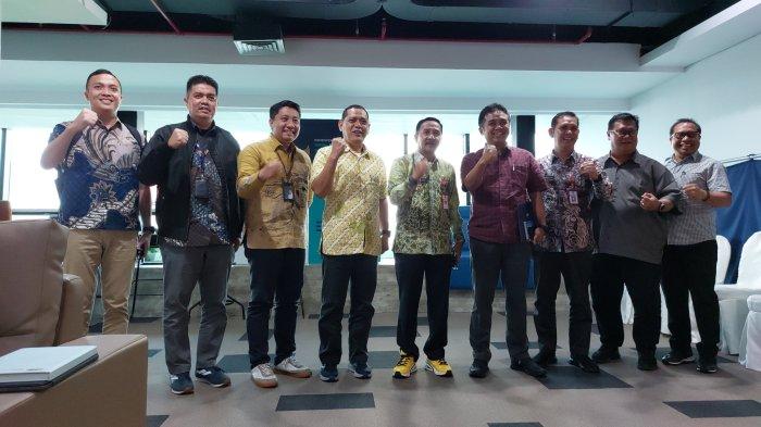 PJ Bupati Tala H Syamsir Rahman (tengah) bersama jajaran berpose dengan Asdep Kementerian BUMN Faturohman, Jumat (25/4) siang.