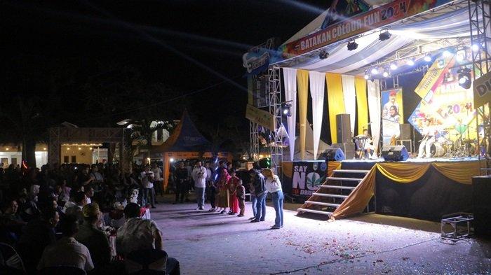 PJ Bupati Tala H Syamsir Rahman (kedua kanan) berinteraksi dengan anak-anak pengunjung Pantai Batakan Baru